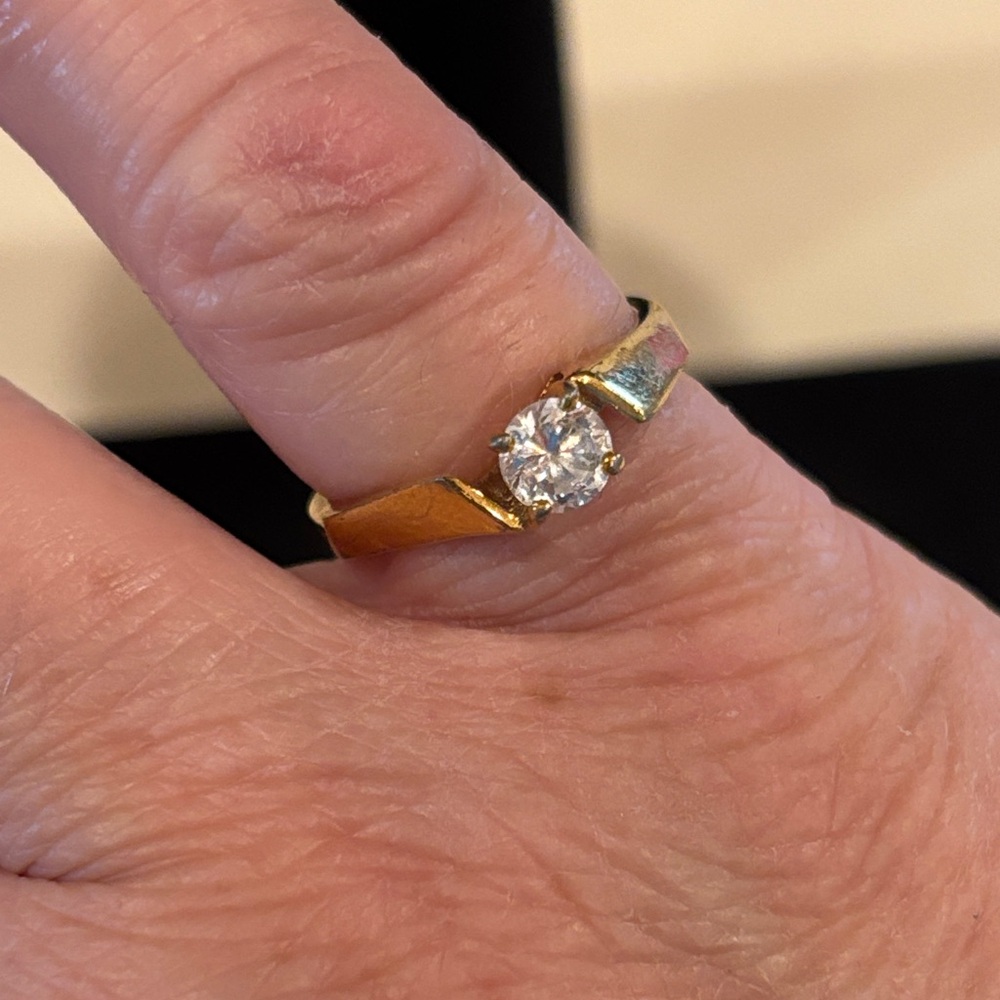 Avon Gold Tone Ring with Crystal Accent Size 6 Good Condition